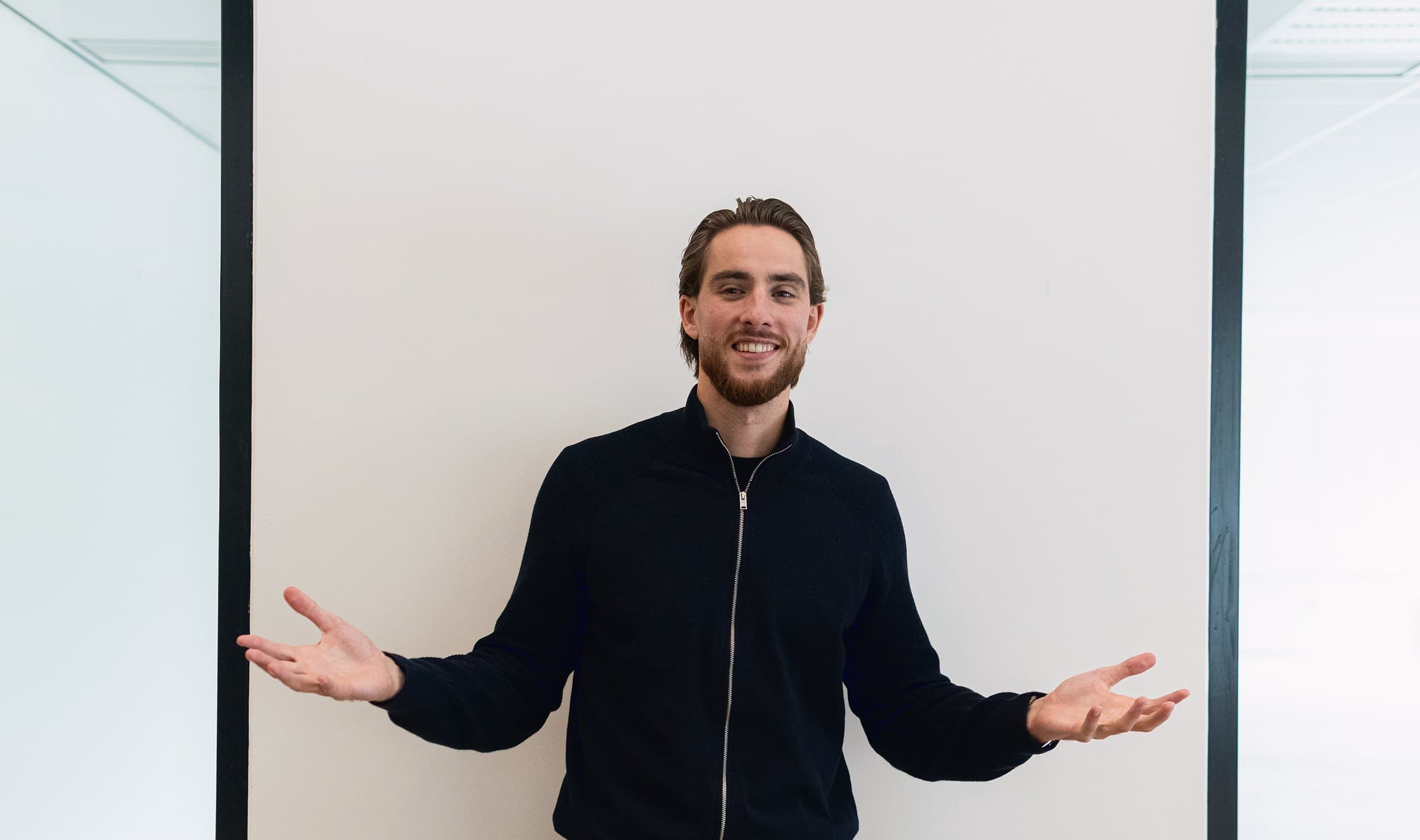 Welkom bij Trefzeker: een man met open armen op het kantoor in Diemen