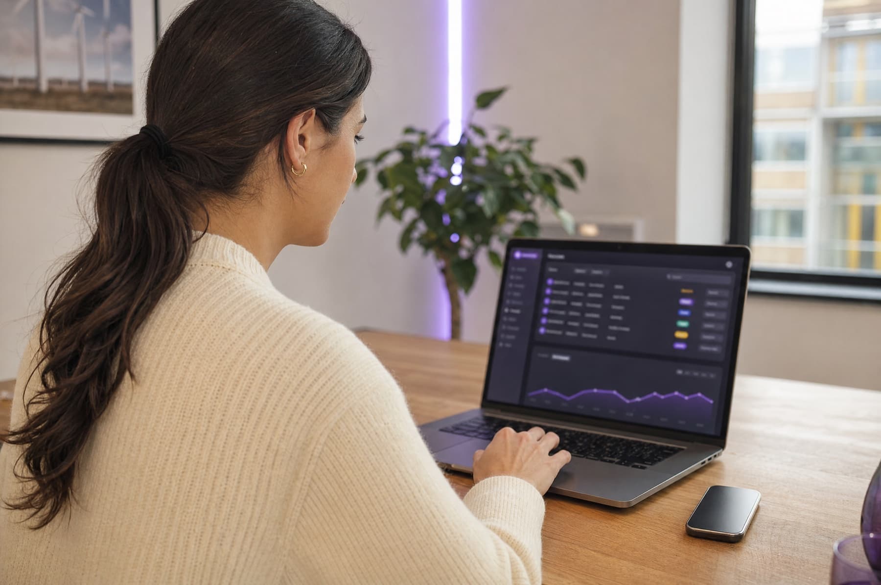 Partner werkt in het platform op haar laptop